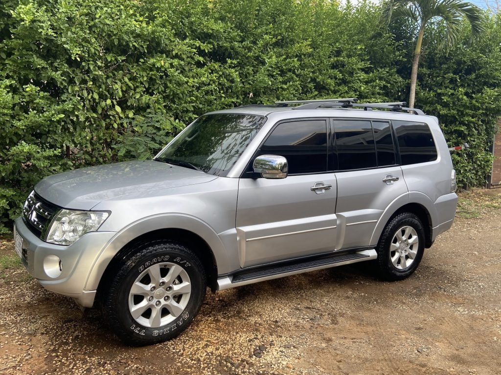 Mitsubishi Montero Silver