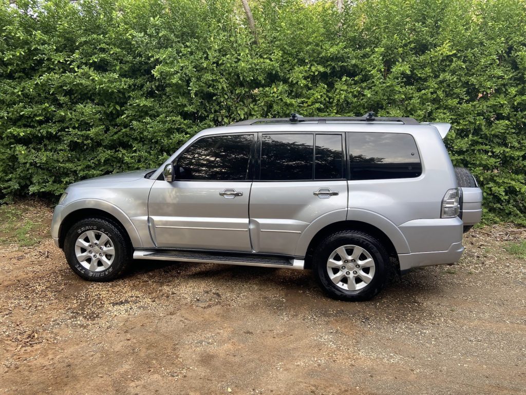 Mitsubishi Montero Silver photo 2