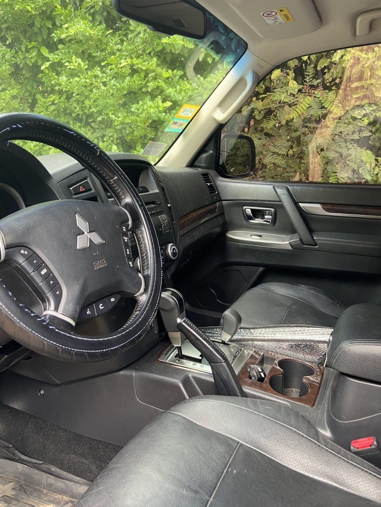 Mitsubishi Montero Silver photo 4
